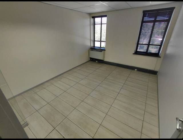 315M² OFFICE TO LET IN MAGALIESSIG